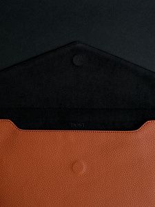Чехол DOST для MacBook Pro 16", экокожа, коричневый DOST-31